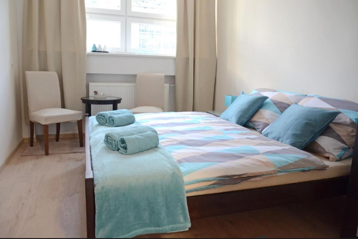 Izba Devín s manželskou posteľou a tyrkysovými detailmi